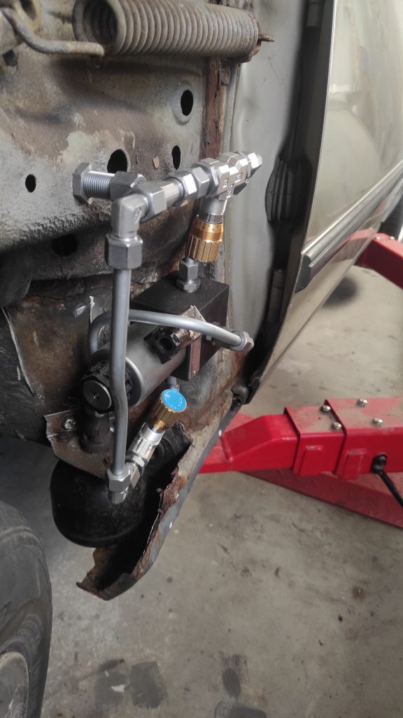S124 front hydraulic SLS suspension Part 1 3
