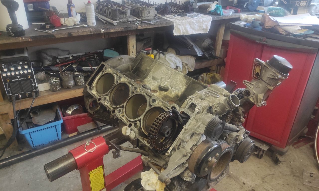M113 engine disassemble "Part 1" S124 V8 turbo 9